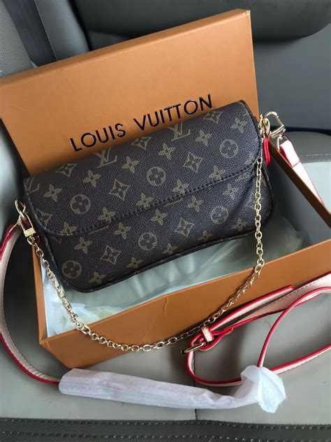 louis vuitton ivy on chain.